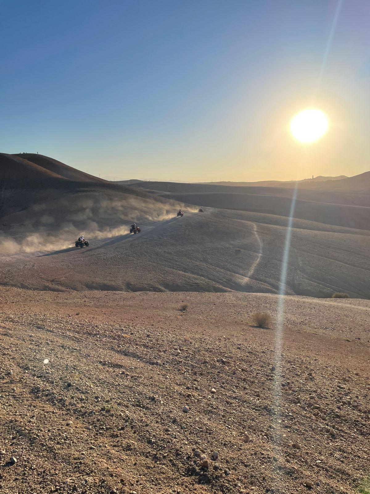 Desierto de Agafay privado desde Marrakech: piscina al atardecer, paseo en camello, quad y cena bereber