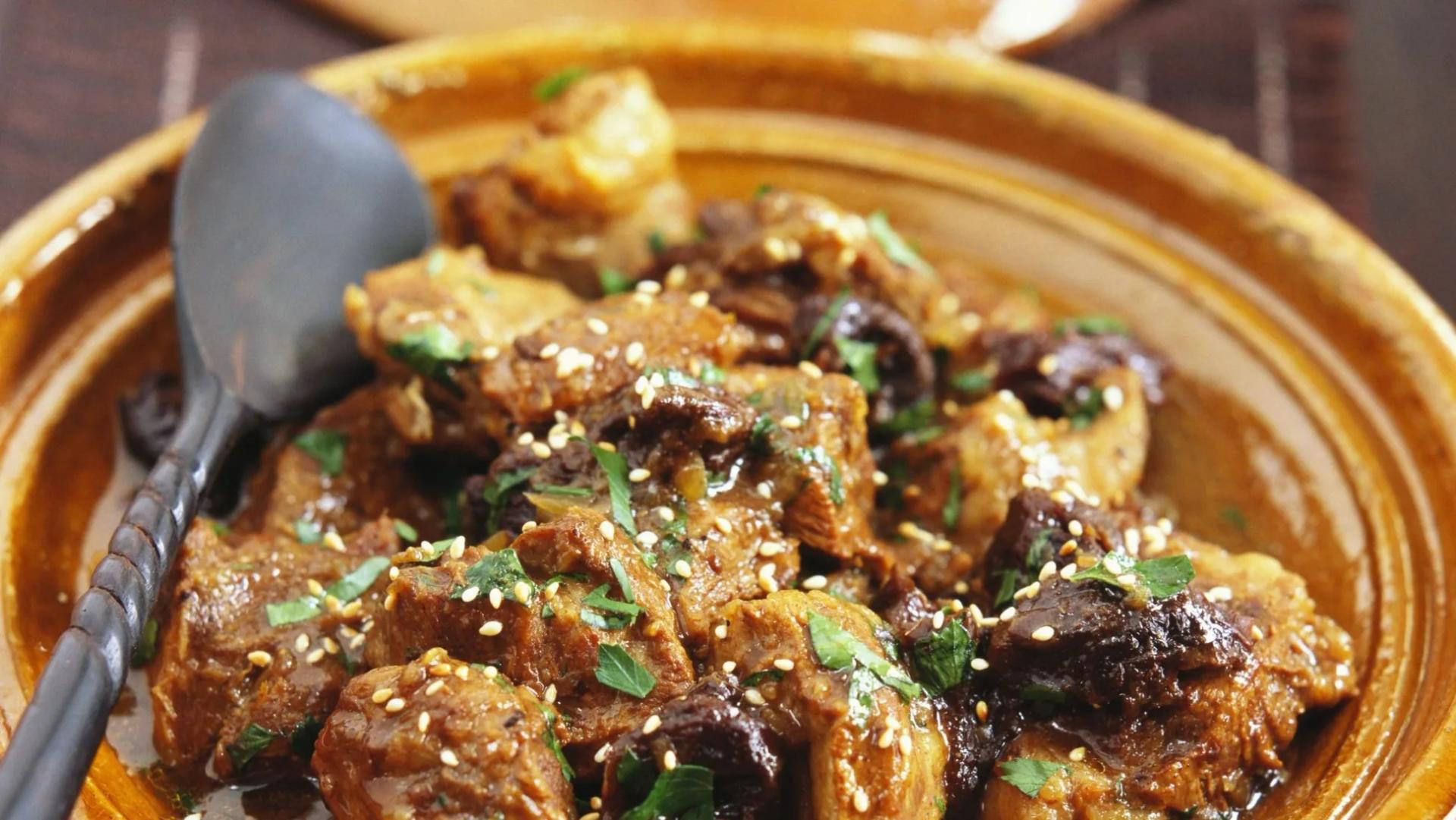Le cose che i turisti sbagliano sul cibo marocchino (da una persona locale di Marrakech)*"In Marocco, non è difficile trovare ristoranti che servono piatti internazionali come pizza, hamburger e pasta, ma questo non significa che dovresti evitare il cibo locale. Al contrario, alcuni dei piatti più deliziosi e autentici che puoi provare sono quelli della tradizione marocchina."*### Oblia le aspettative occidentali e lasciati sorprendere*"Molti turisti arrivano in Marocco con aspettative culinarie tipiche della cucina occidentale, ma il cibo marocchino ha una sua identità unica che merita di essere scoperta con mente aperta. Piatti come il couscous, il tajine e il msemmen hanno sapori, consistenze e metodi di preparazione completamente diversi da quello a cui sei abituato."*### Sii audace e prova cibi nuovi*"Non aver paura di provare nuovi alimenti. Alcuni dei cibi più deliziosi che ho mangiato in Marocco erano quelli a cui non ero abituato, come le teste di agnello o gli organi animali. Sebbene possano sembrare spaventosi a prima vista, hanno un sapore incredibile se preparati correttamente."*[Leggi di più: [Un assaggio dell'autentica cucina marocchina a Marrakech](https://www.lonelyplanet.com/articles/a-taste-of-authentic-moroccan-cuisine-in-marrakech)]